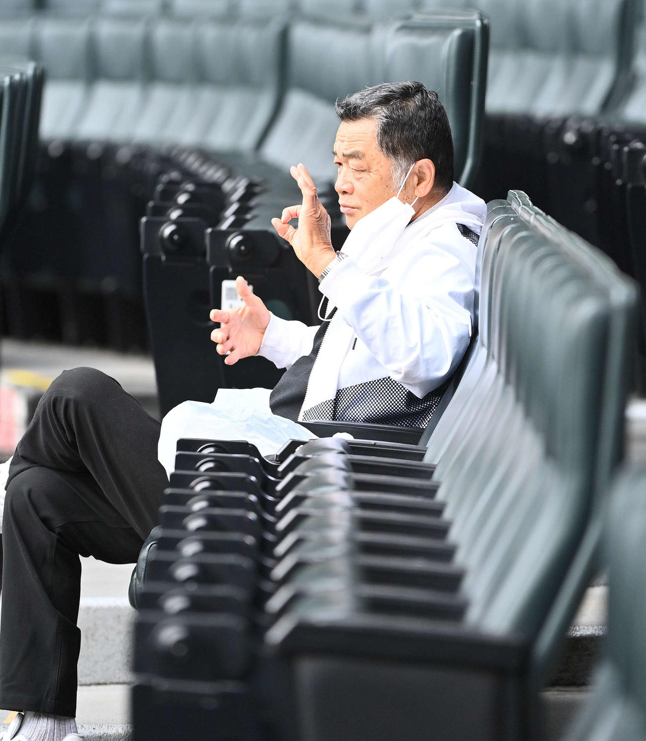 大山悠輔にOKサインを出す阪神タイガース川藤OB会長（撮影・上田博志）