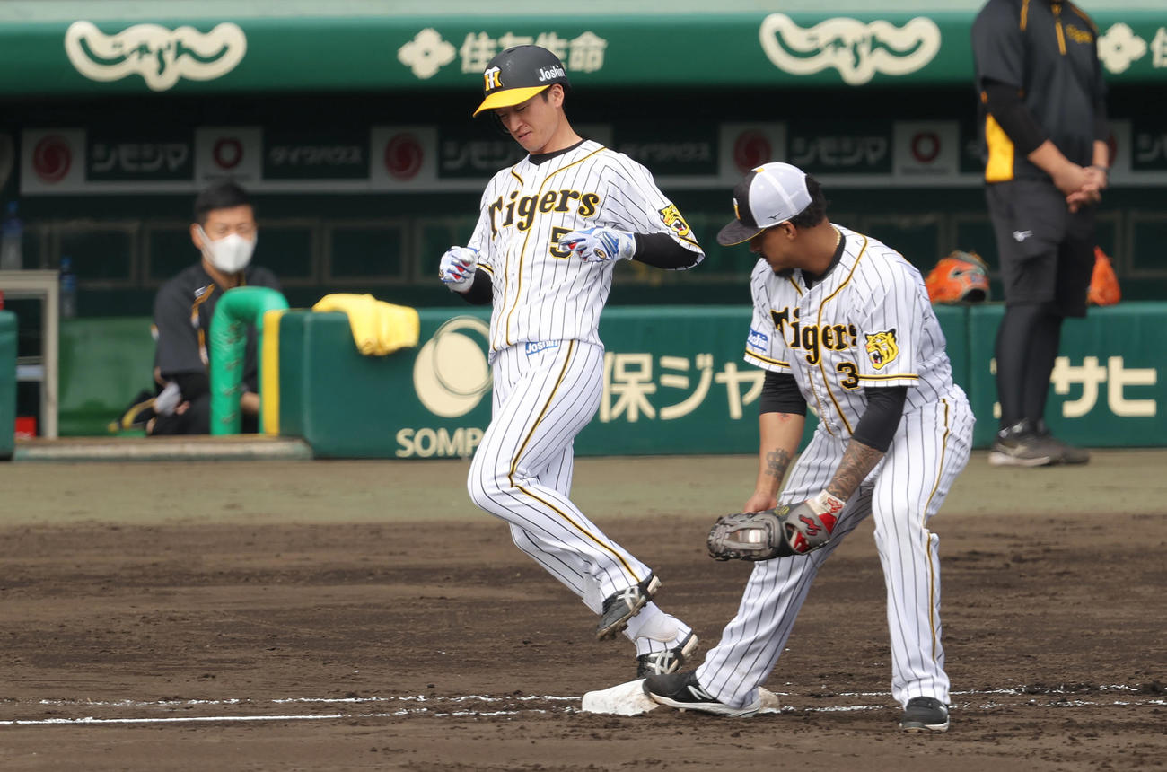 実戦形式の練習で二ゴロに倒れる近本（撮影・前田充）