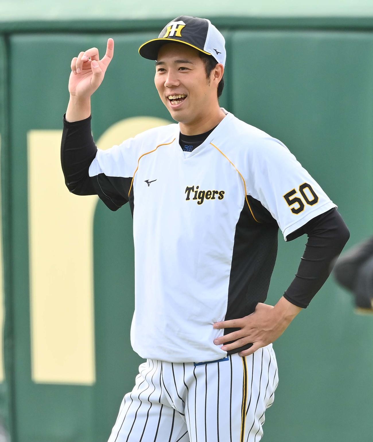 笑顔を見せる青柳（撮影・上田博志）