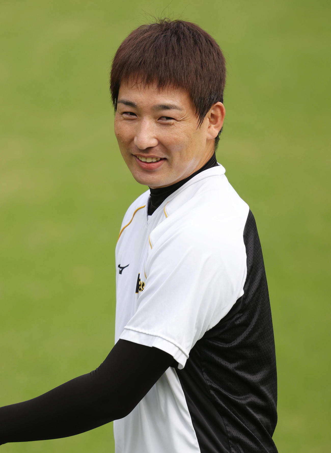 練習中、笑顔を見せる阪神岩崎（撮影・前田充）