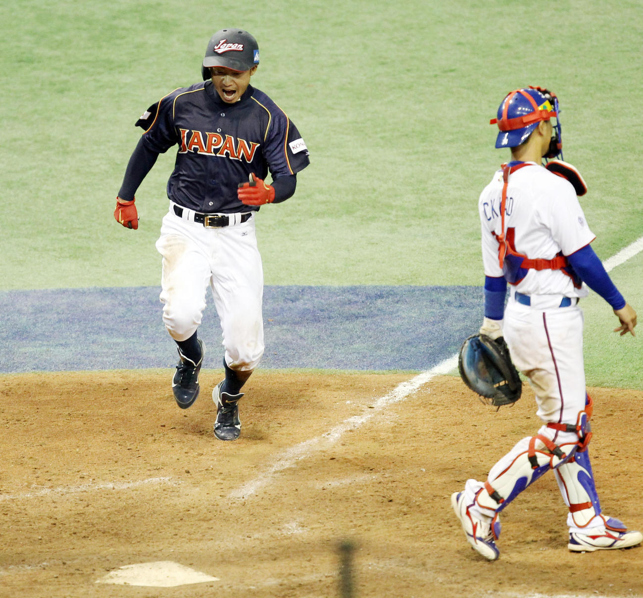 9回表日本2死二塁、井端の中前適時打で雄たけびを上げながら生還する鳥谷（2013年3月8日撮影）