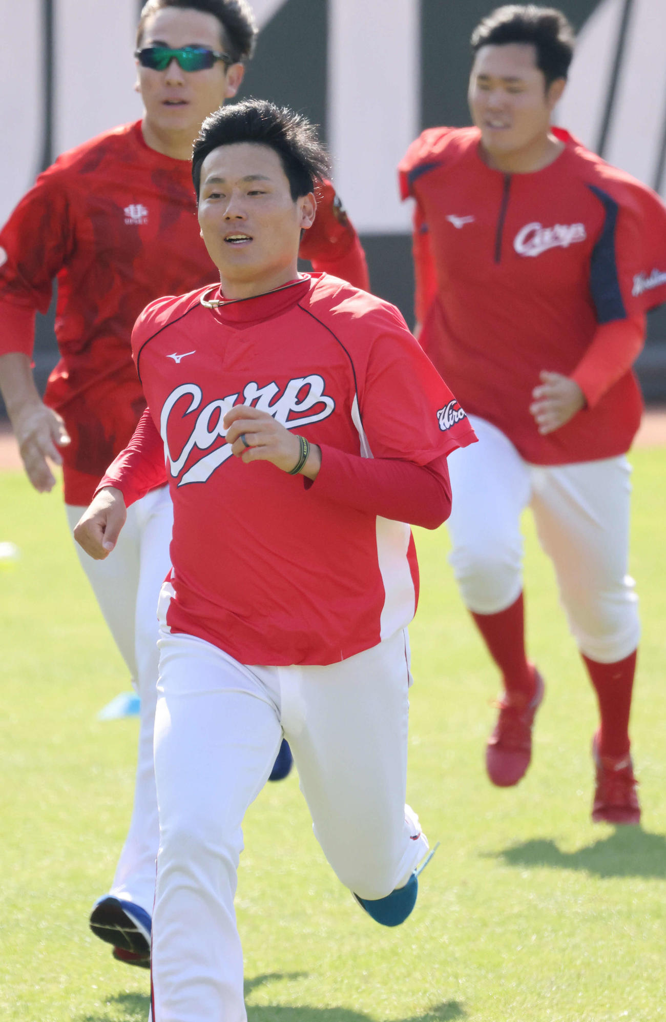 ダッシュする栗林。左はケムナ。右は高橋樹（撮影・加藤孝規）