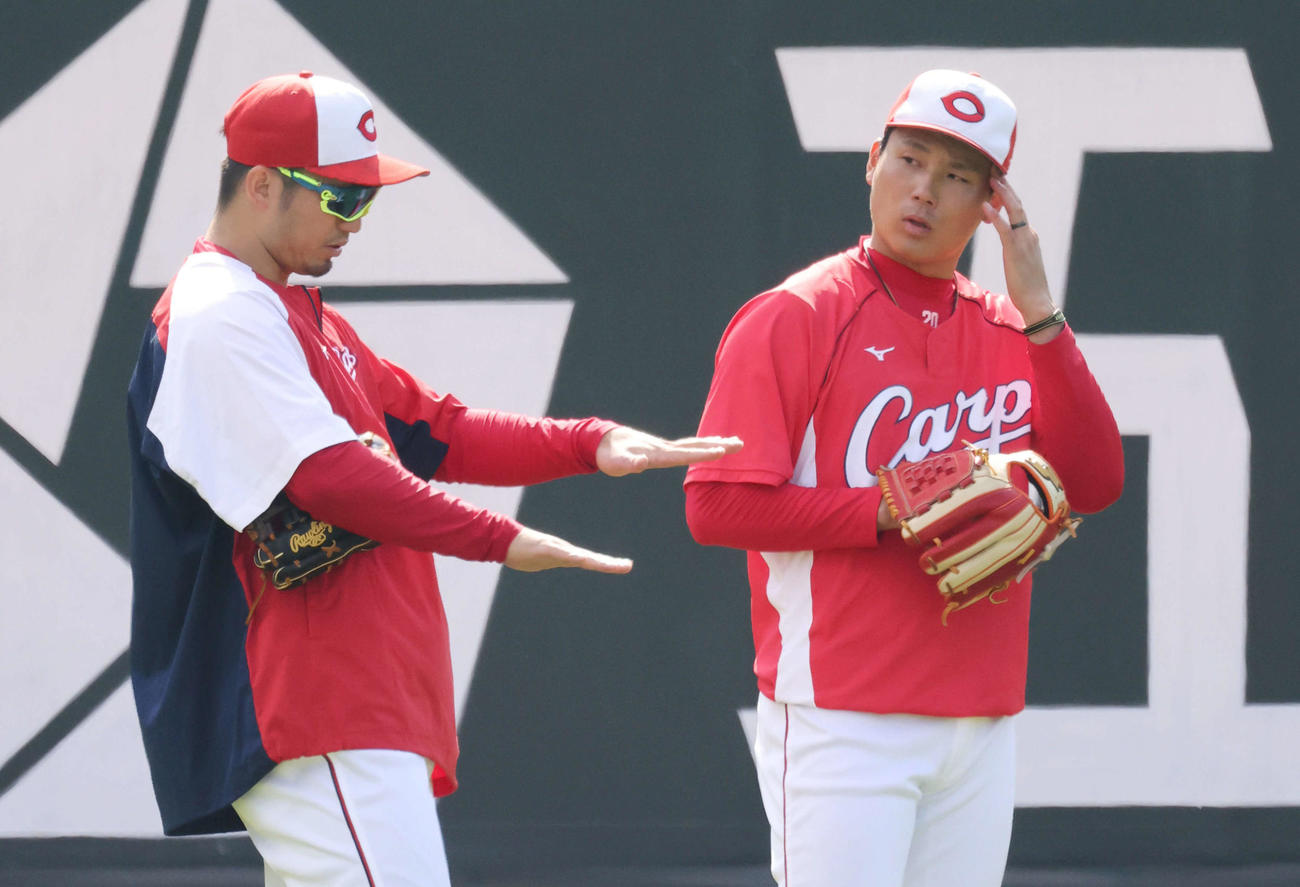 鈴木誠と話し込む栗林（右）（撮影・加藤孝規）
