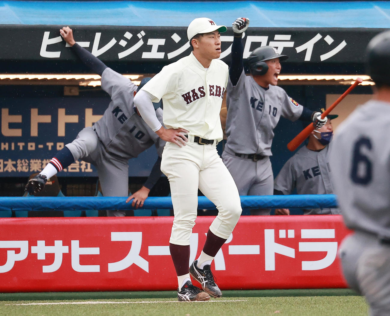 慶大対早大　7回表慶大2死一、二塁、安打と失策で同点とされ無念の表情を見せる早大・徳山（撮影・野上伸悟）