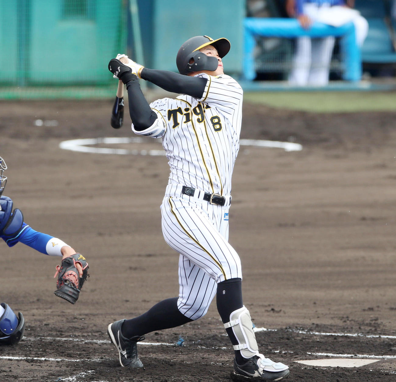 阪神対DeNA 1回裏阪神2死二塁、佐藤輝は左前適時打を放つ（撮影・加藤哉）