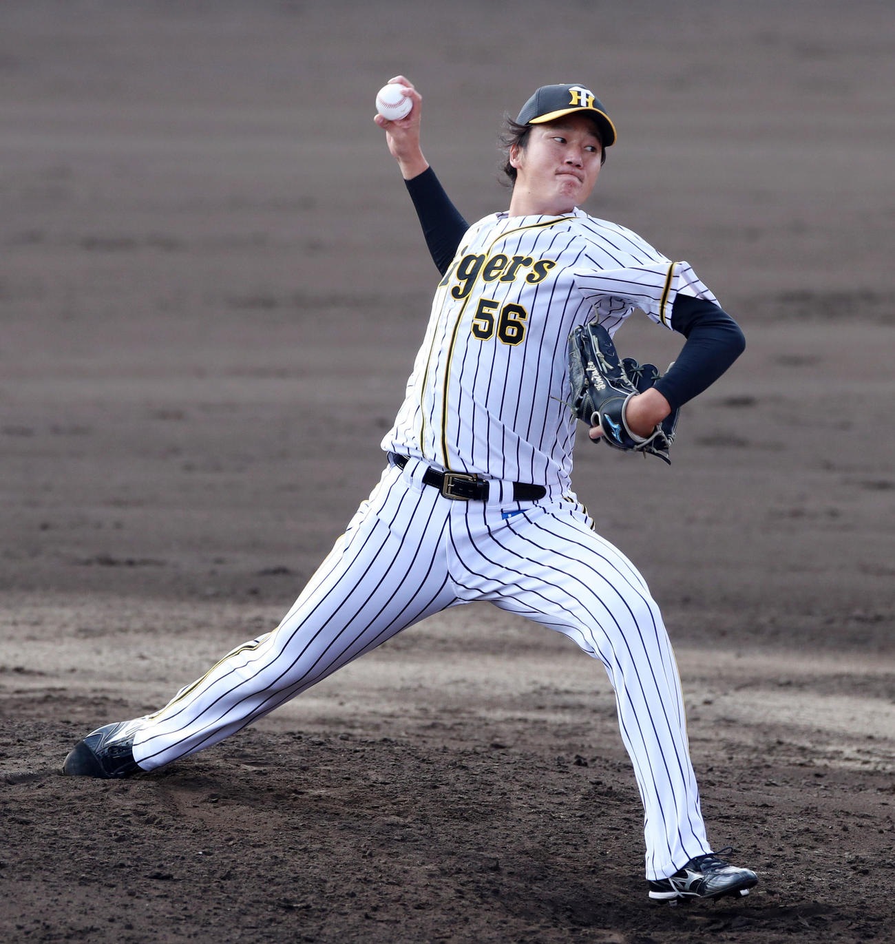 阪神対DeNA 7回表、阪神3番手で登板する小林（撮影・加藤哉）