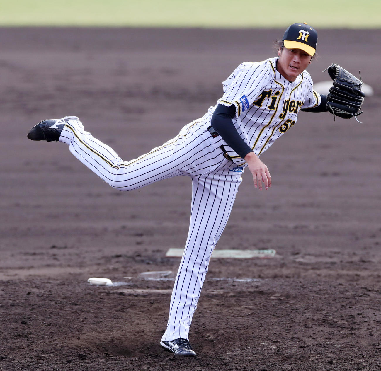 阪神対DeNA 7回表、阪神3番手で登板する小林（撮影・加藤哉）