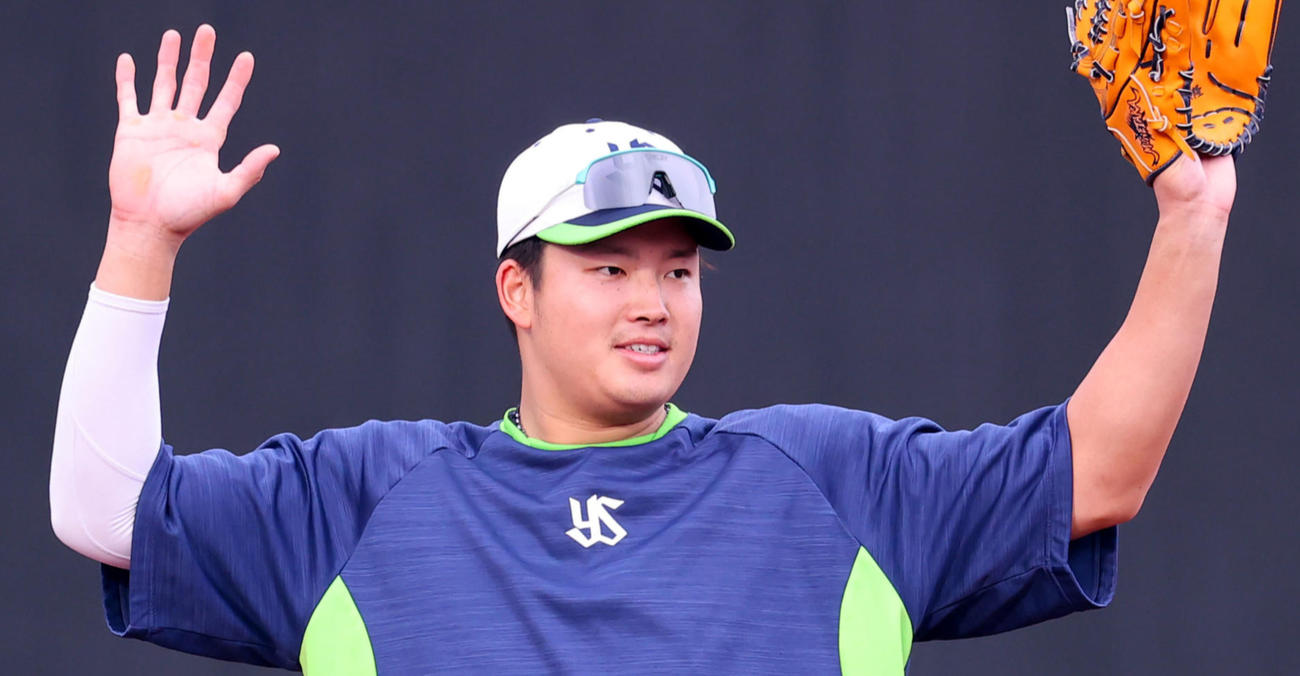 試合前、ノックを受けるヤクルト村上は明るい表情で手を上げる（2021年10月21日撮影）