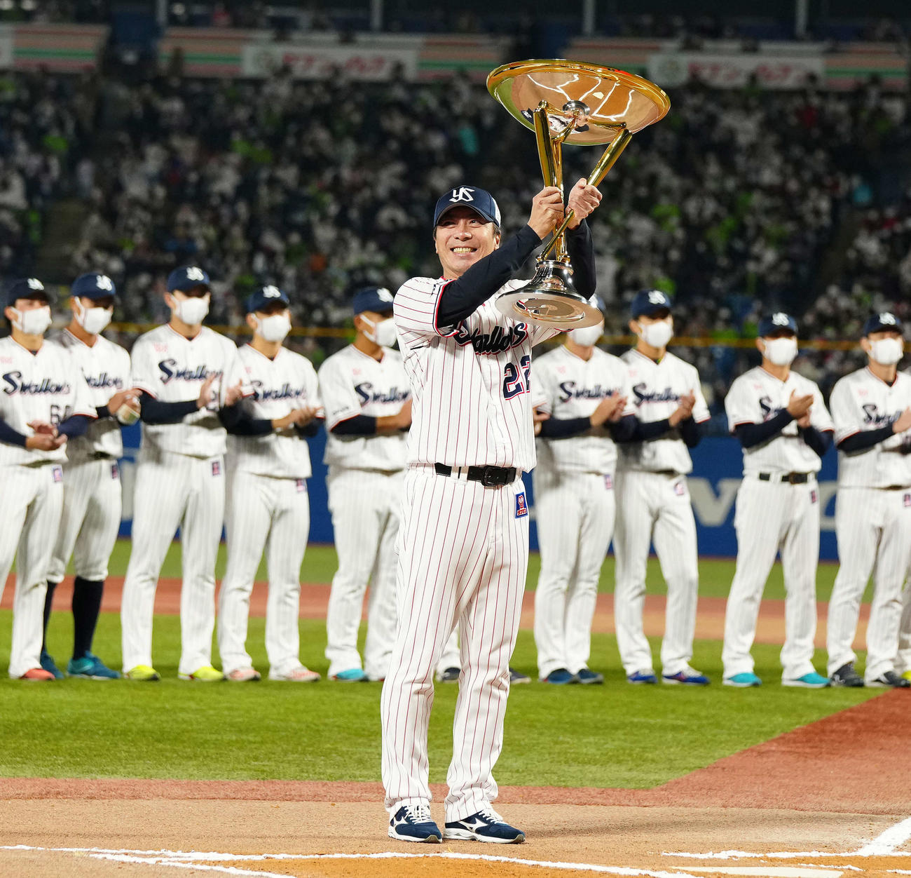 ヤクルト対広島　リーグ優勝セレモニーでトロフィーを掲げるヤクルト高津監督（撮影・江口和貴）