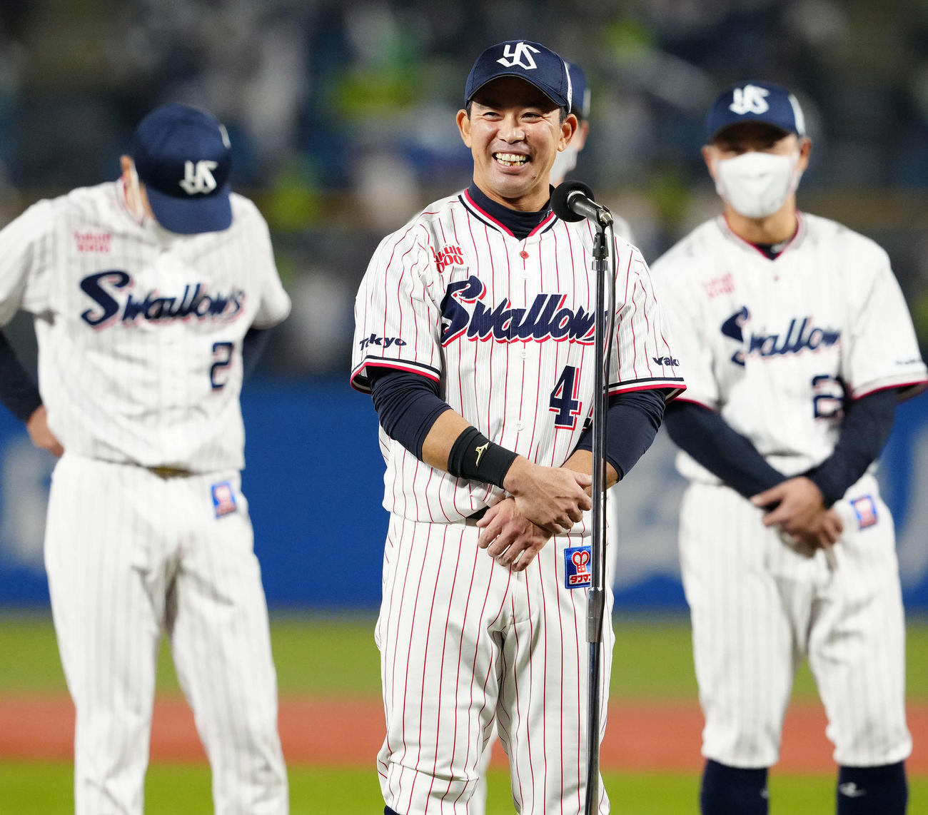 ヤクルト対広島　試合後、あいさつするヤクルト雄平（撮影・江口和貴）