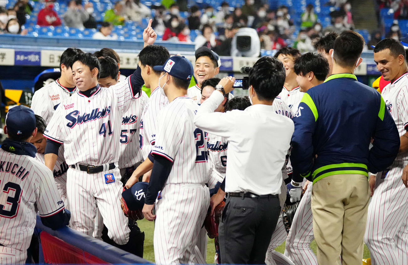 ヤクルト対広島　試合前、円陣で声だししたヤクルト雄平（左から4人目）（撮影・江口和貴）