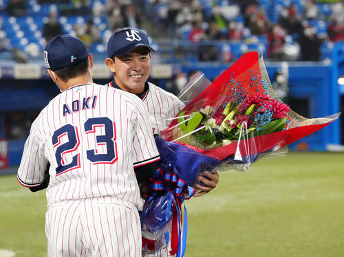 ヤクルト対広島　6回表開始前、ヤクルト青木（左）から花束を受け取る雄平（撮影・江口和貴）