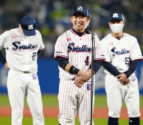 ヤクルト対広島　試合後、あいさつするヤクルト雄平（撮影・江口和貴）