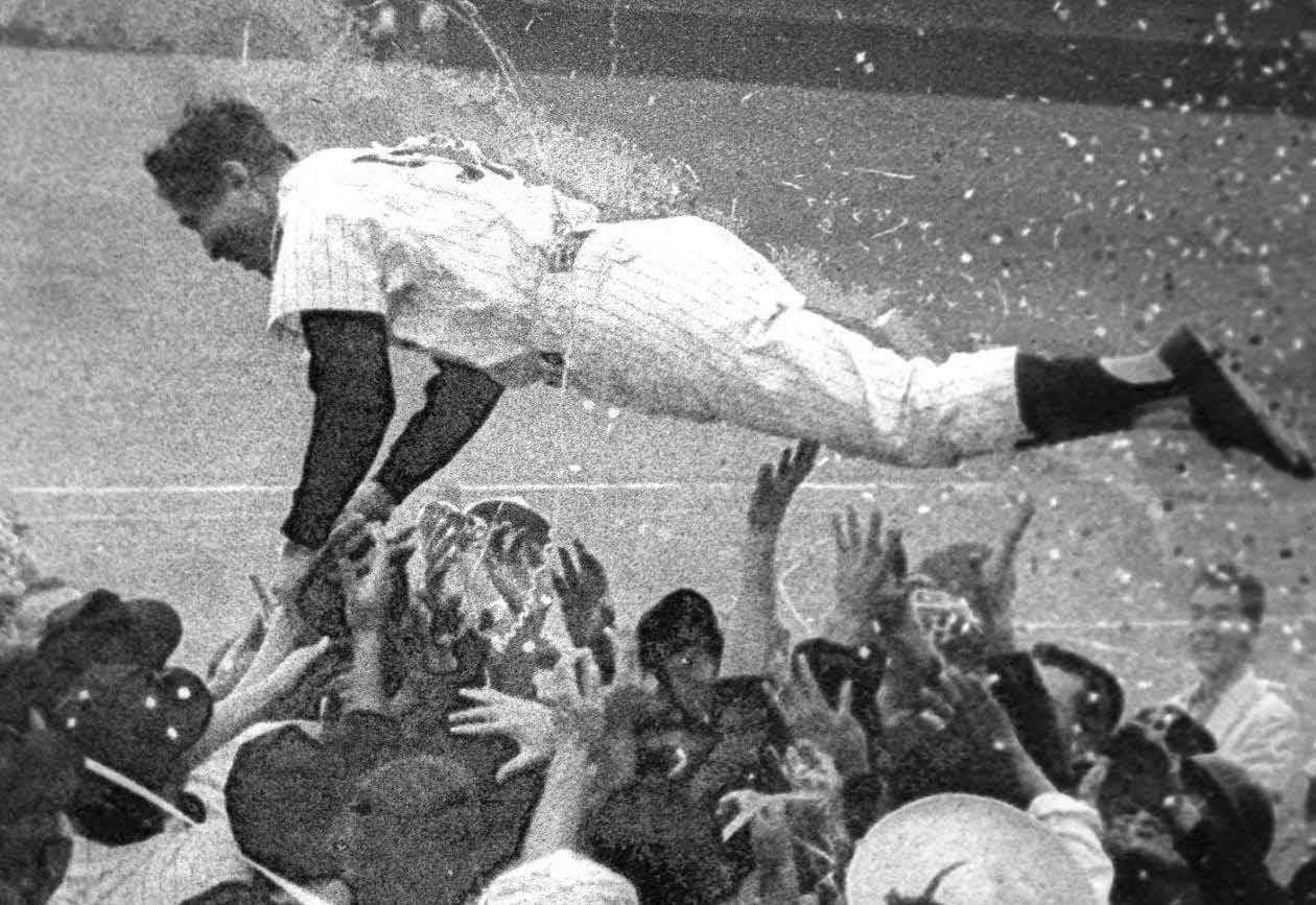 67年、パ・リーグを制し胴上げされる西本監督