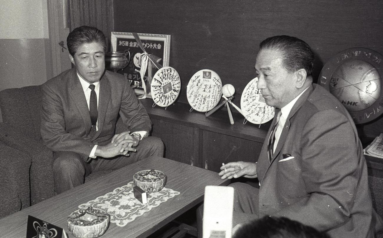 66年10月、慰留に努める阪急・岡野球団代表（右）とかたい表情の西本監督