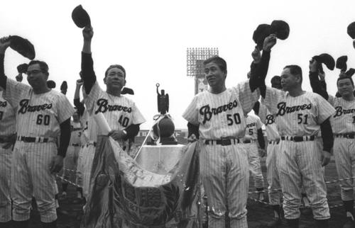 67年阪急初優勝は前代未聞 事件 監督信任投票から生まれた 西本氏編１ プロ野球写真ニュース 日刊スポーツ