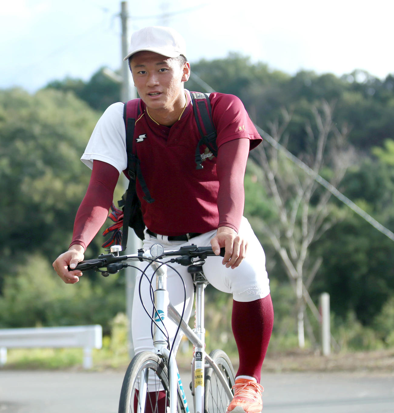 自転車に乗って練習グラウンドに向かう森木（撮影・上山淳一）