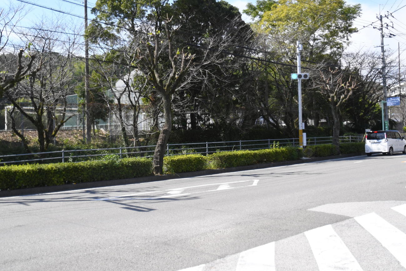 高知商を横目に自転車をこぐ（撮影・中野椋）