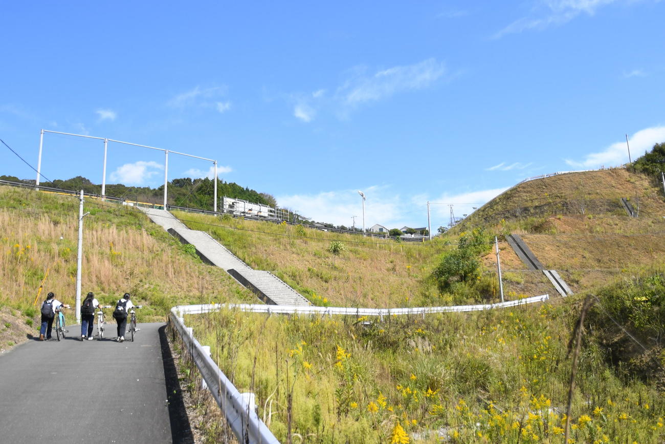 トンネルを抜ければラストスパートの坂道。森木はここで絶対に降りない。写真は自転車から降りて歩くマネジャー（撮影・中野椋）