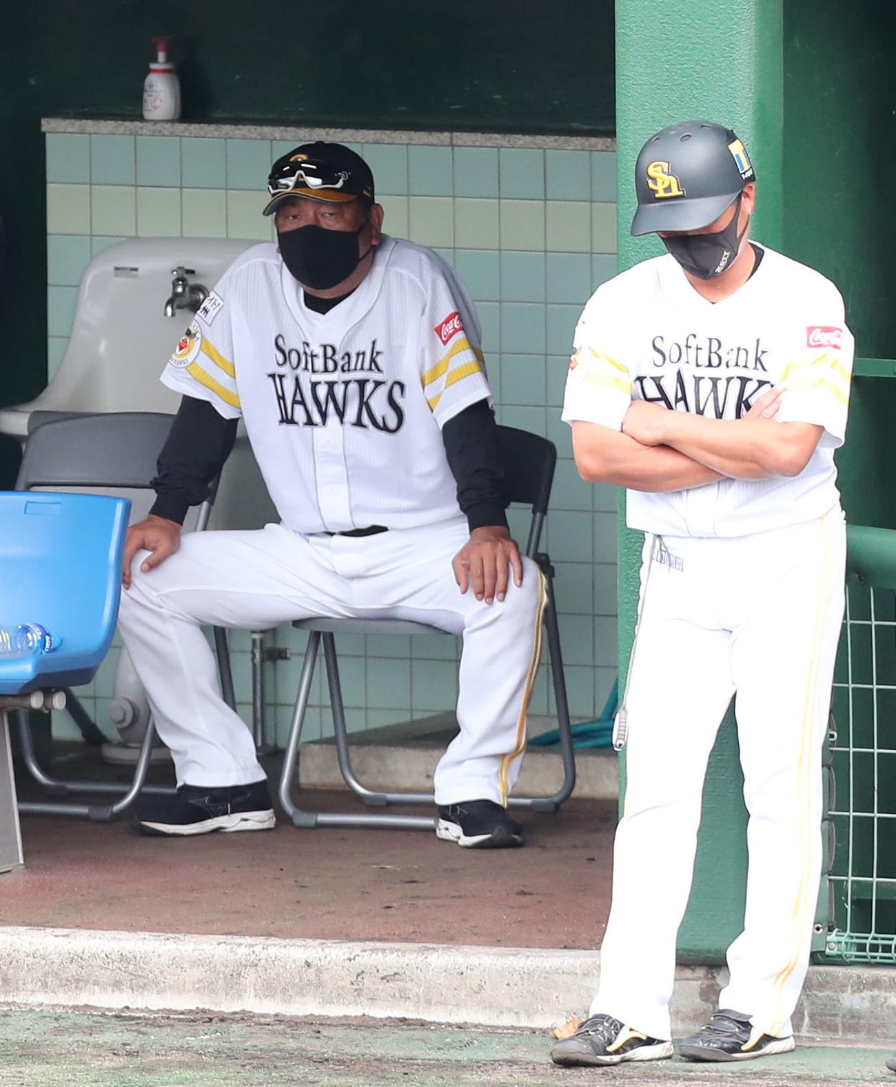 ソフトバンク対西武　ベンチで戦況を見守る藤本監督（撮影・梅根麻紀）