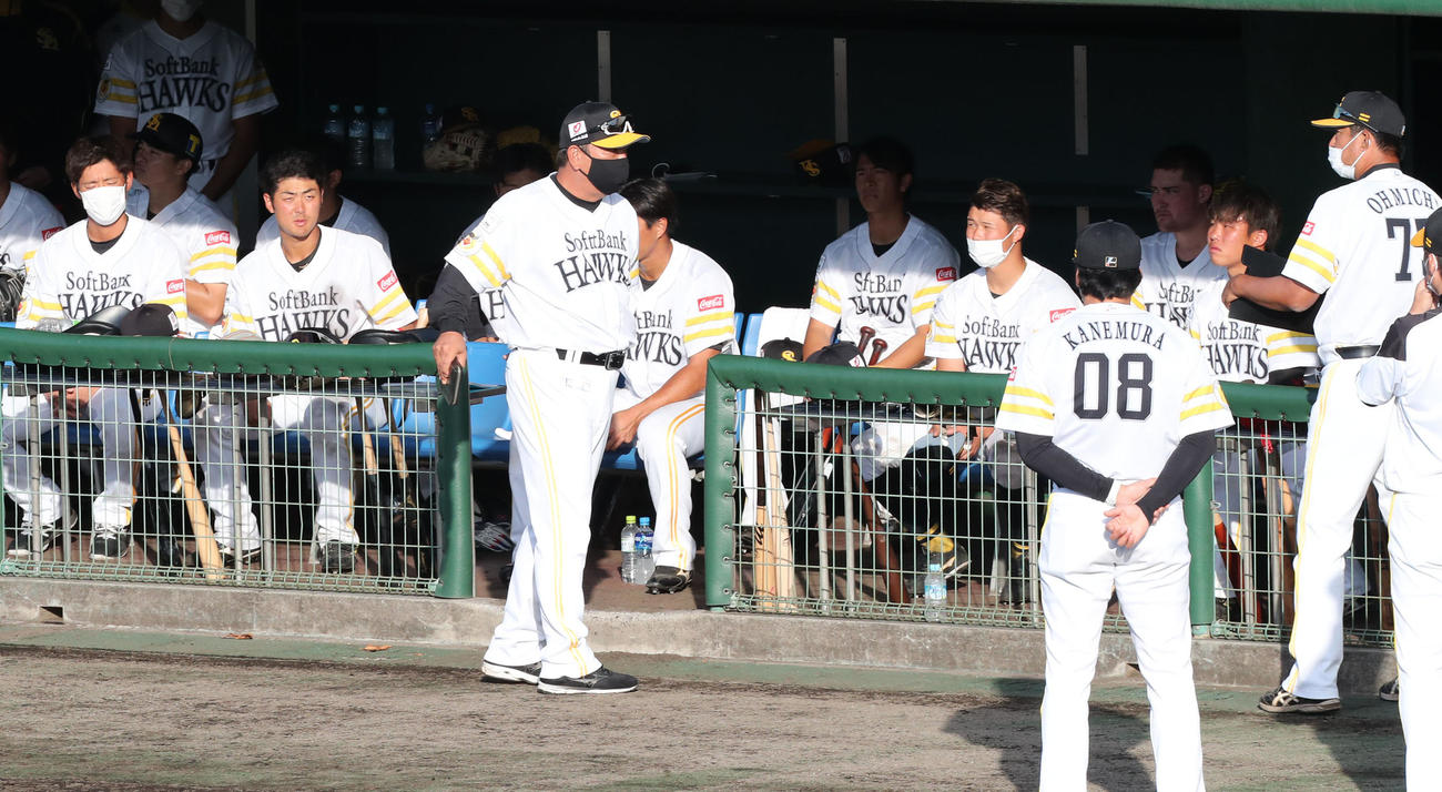 ソフトバンク対西武　試合終了後、ナインに話をする藤本監督（中央）（撮影・梅根麻紀）