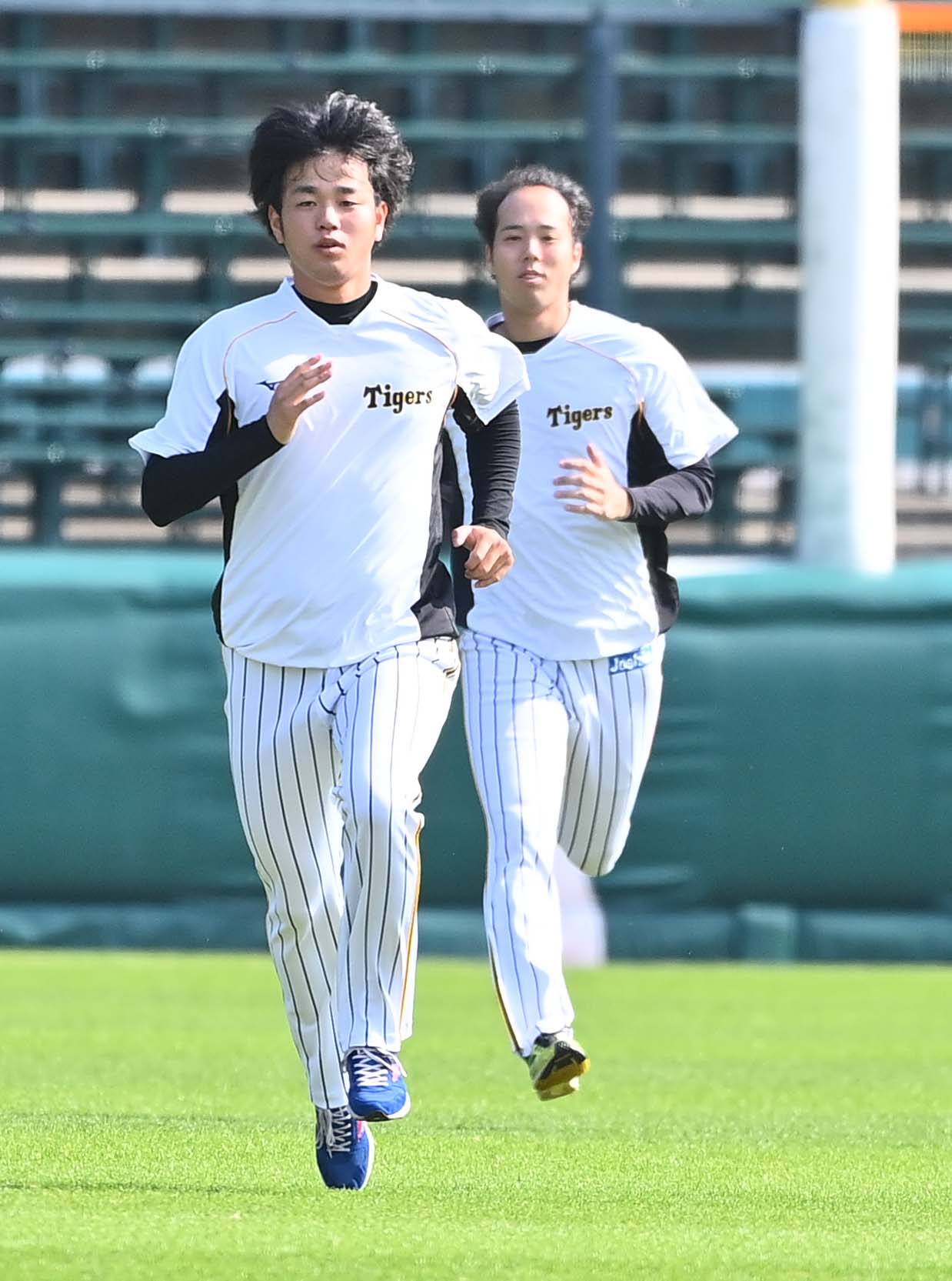 ポール間ダッシュを繰り返す高橋（左）と青柳（撮影・上田博志）