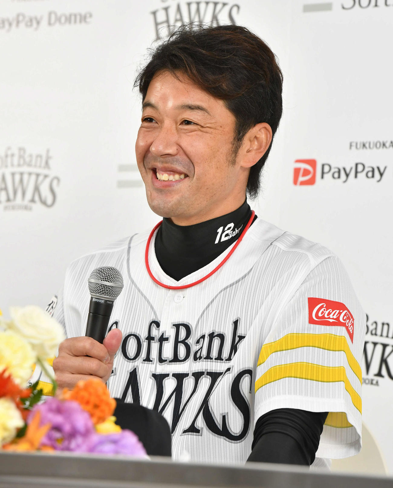 笑顔で引退会見を行う高谷（撮影・岩下翔太）