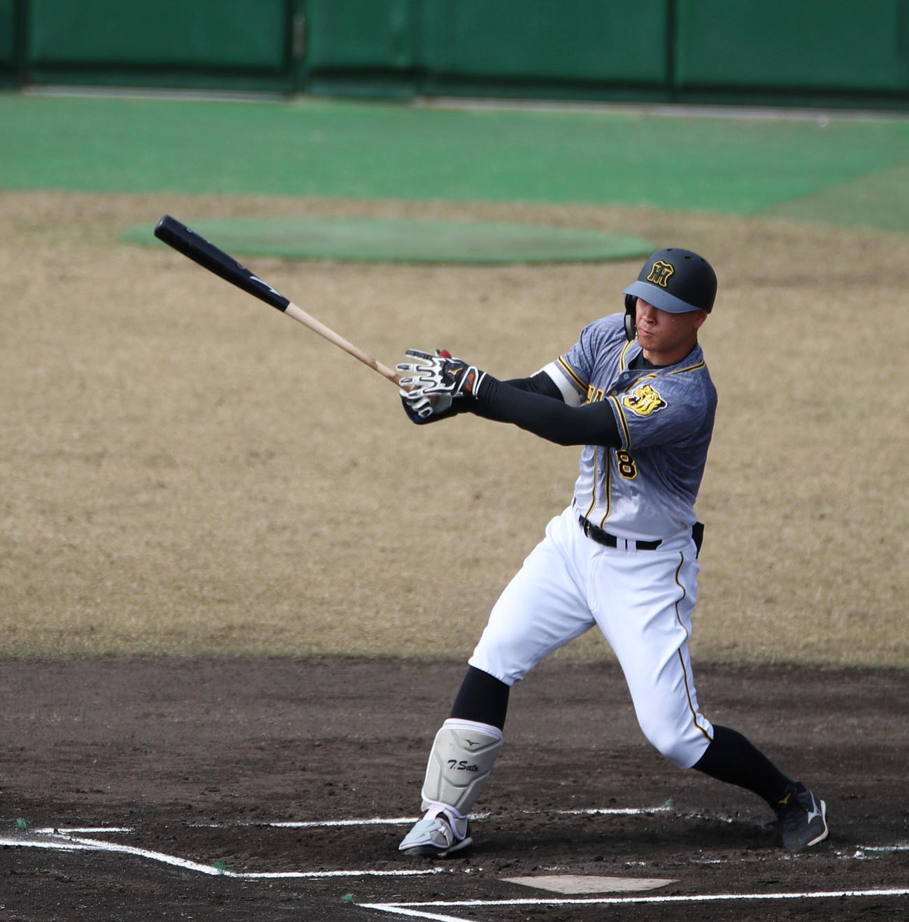 ロッテ対阪神　1回表阪神1死一、二塁、佐藤輝は右前適時打を放つ（撮影・加藤哉）