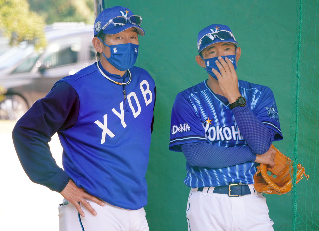 ブルペンで仁志2軍監督と会話を交わす三浦監督（2021年2月6日撮影）