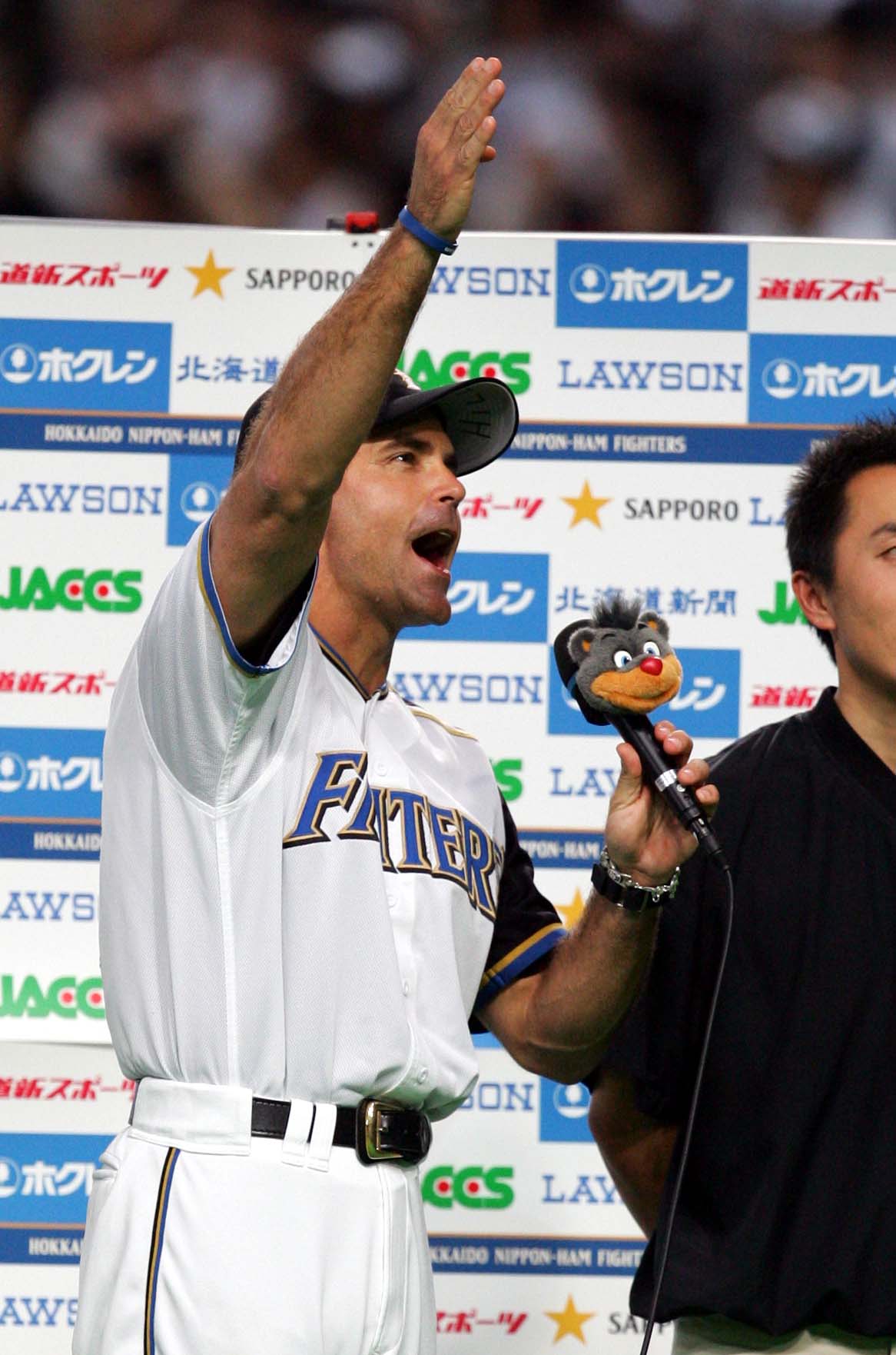 パ・リーグ制覇のお立ち台で「シンジラレナ〜イ」を連発するヒルマン監督（2006年10月12日撮影）