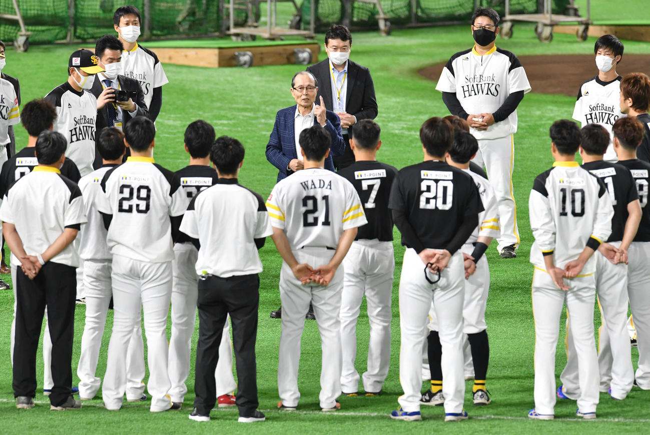 全体練習開始前の円陣で王会長（中央）はナインにげきを飛ばす（撮影・岩下翔太）