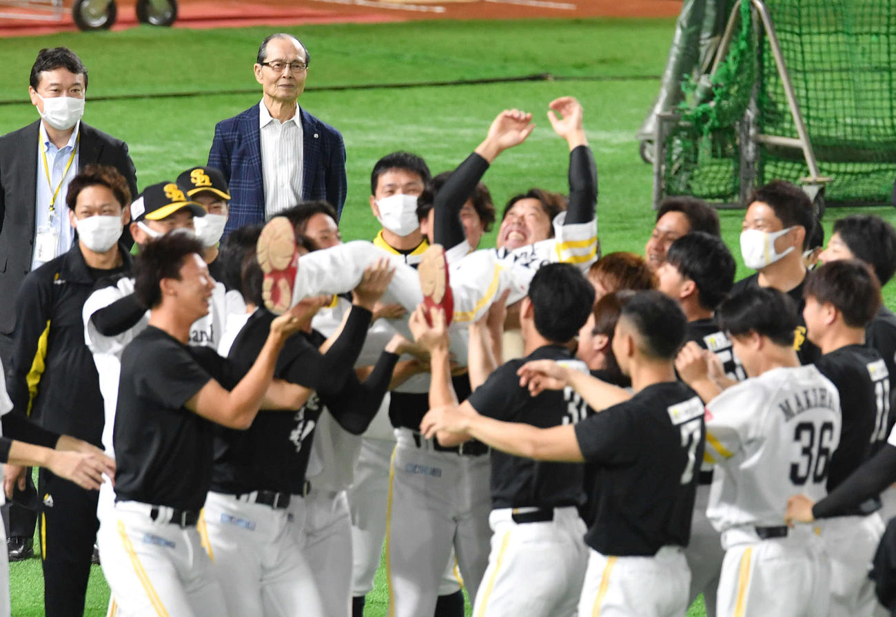 引退のあいさつを終え、ナインから胴上げされる高谷（手前）を見つめる王会長（後方左から2人目）（撮影・岩下翔太）