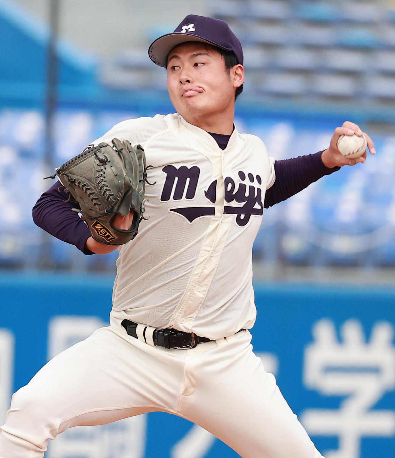 明大対法大　力投する明大先発の森（撮影・野上伸悟）