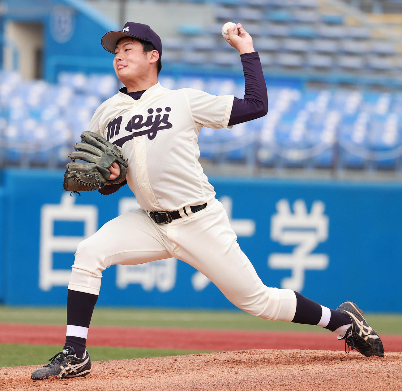 明大対法大　力投する明大先発の森（撮影・野上伸悟）