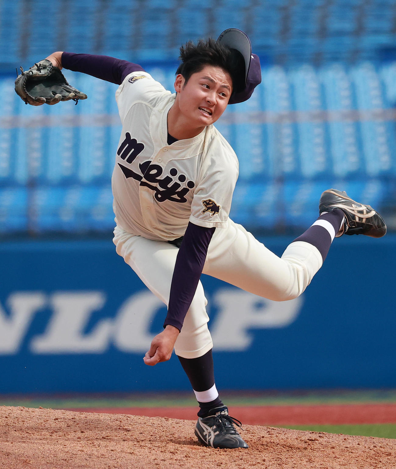 明大対法大　力投する明大先発の森（撮影・野上伸悟）