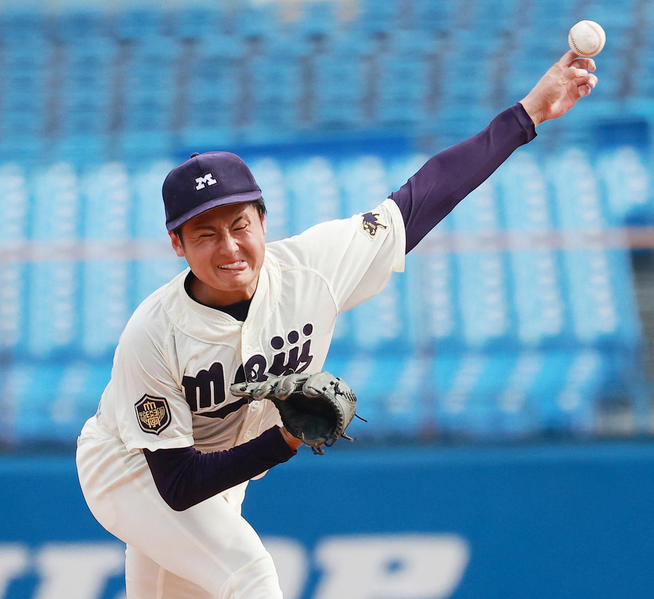 明大対法大　力投する明大先発の森（撮影・野上伸悟）