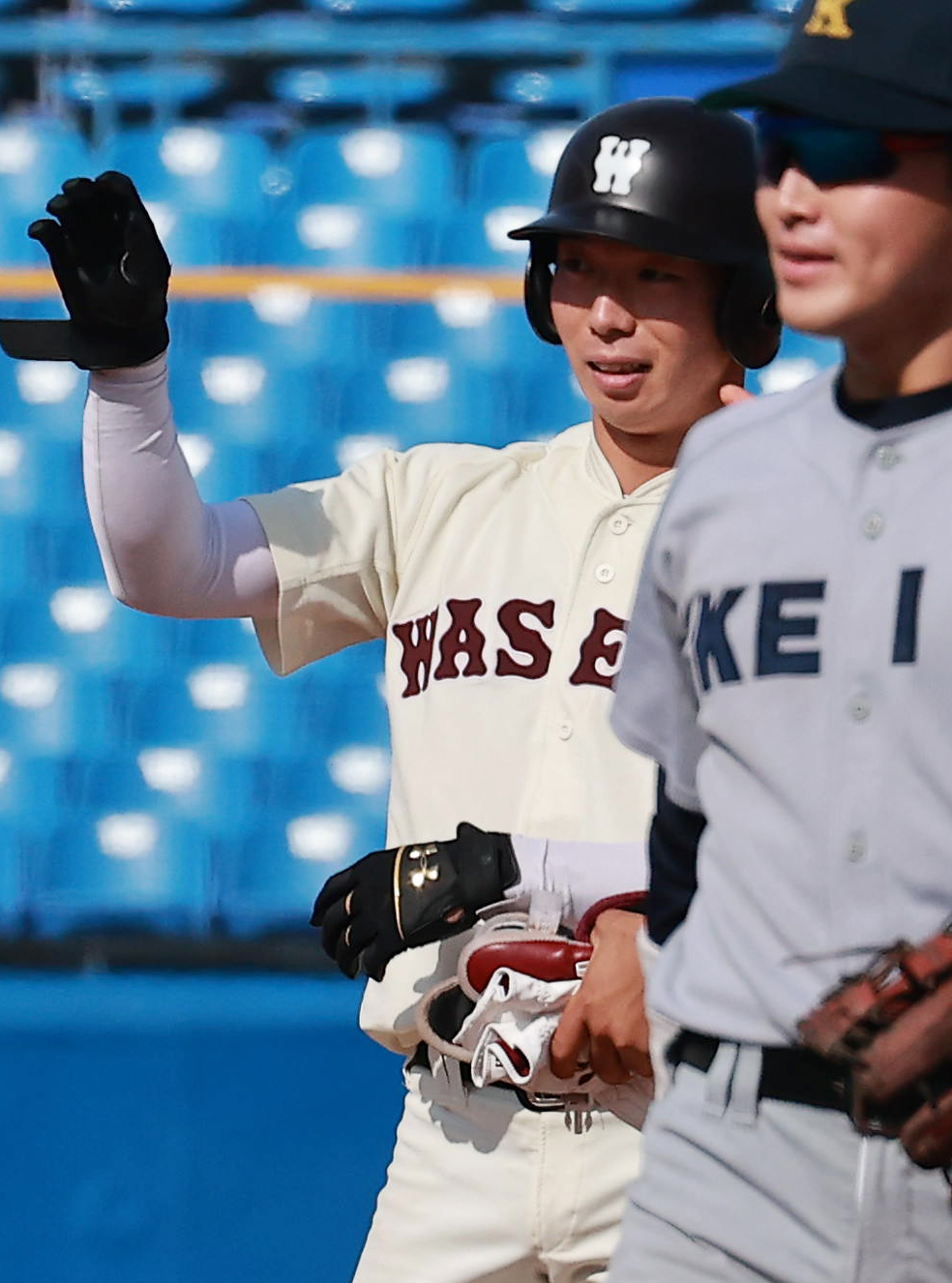 早大対慶大　3回表早大1死二塁、先制右適時二塁打を放ちベンチに向かって手を上げる森田朝（撮影・野上伸悟）
