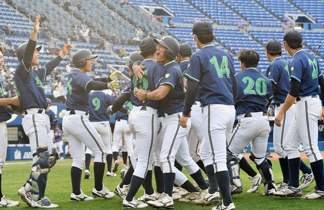 千葉経大対武蔵大　延長タイブレーク11回裏武蔵大無死満塁、サヨナラ勝ちし抱き合って喜ぶナイン（撮影・滝沢徹郎）