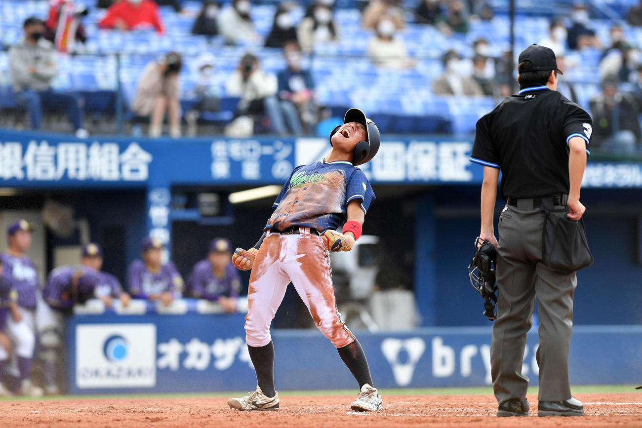千葉経大対武蔵大　延長タイブレーク11回裏武蔵大無死満塁、林田の犠飛からサヨナラの生還を果たしさけぶ三走中島（撮影・滝沢徹郎）