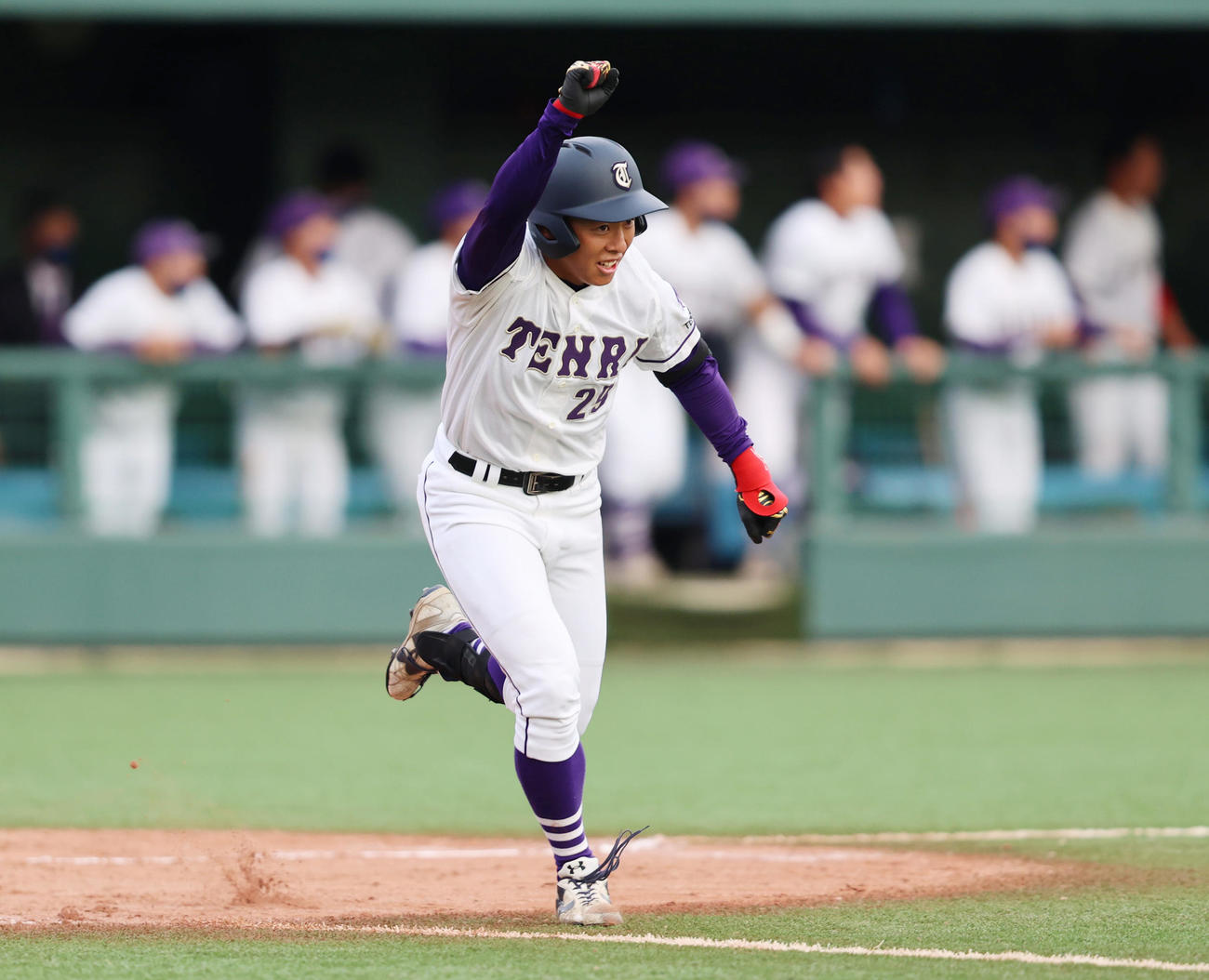 龍谷大対天理大　9回裏天理大無死、左越えサヨナラ本塁打を放つ福本（撮影・清水貴仁）