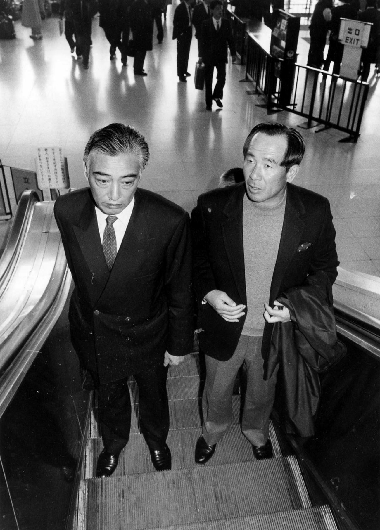 87年、阪急の矢形勝洋常務（左）と上田利治監督
