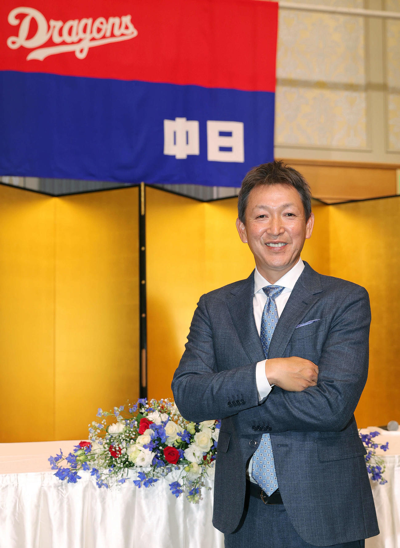 就任会見を終え笑顔でポーズをとる中日立浪新監督（2021年10月29日撮影）