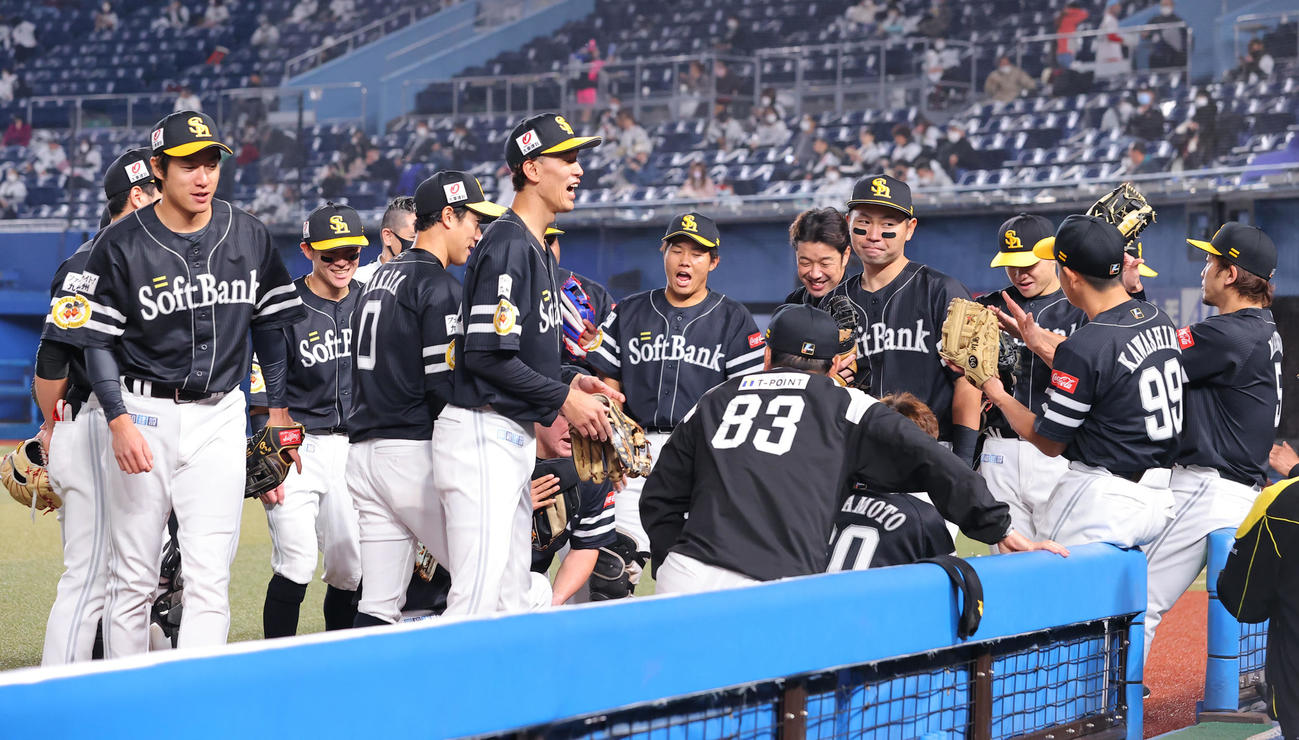 試合前、中村晃（右から4人目）のかけ声で円陣を組むソフトバンクナイン（2021年10月25日撮影）