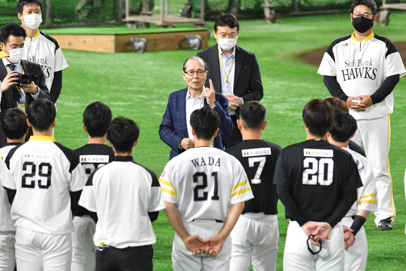 全体練習開始前の円陣で、特別チームアドバイザーの王球団会長（中央）がナインを激励する（撮影・岩下翔太）