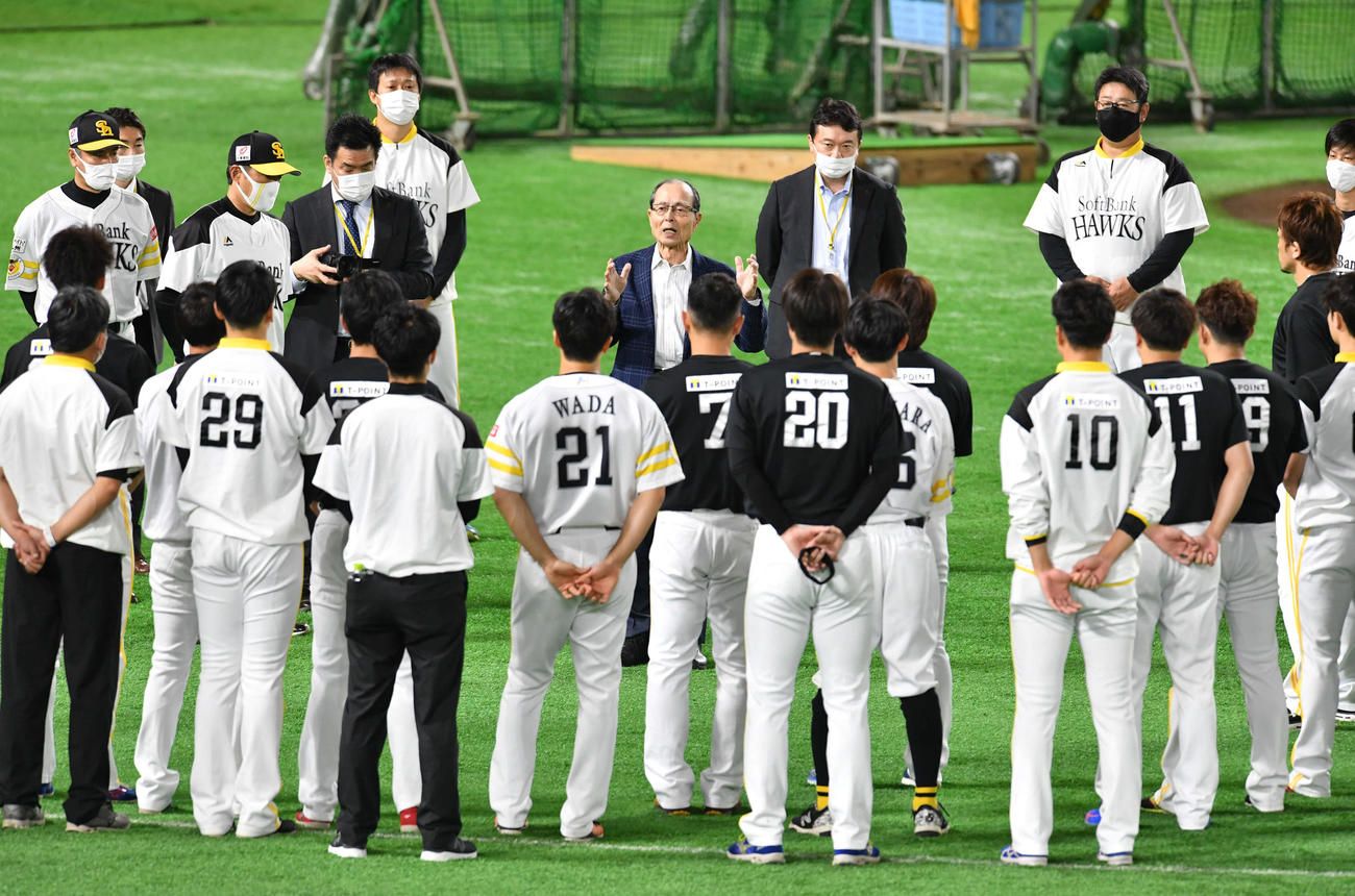 全体練習開始前の円陣で王会長（中央）はナインにげきを飛ばす（撮影・岩下翔太）