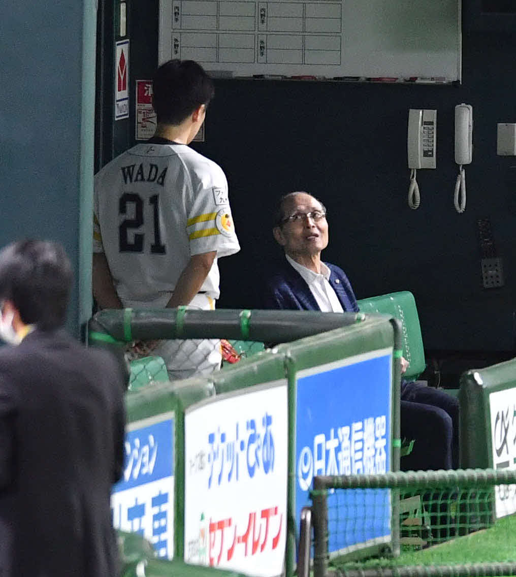 練習を終えた和田（左）とベンチで話す王会長（撮影・岩下翔太）