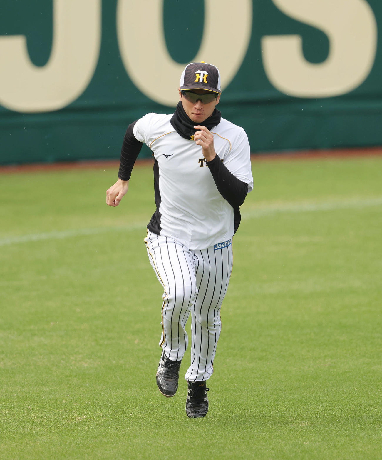 外野でダッシュする阪神近本（10月31日撮影）
