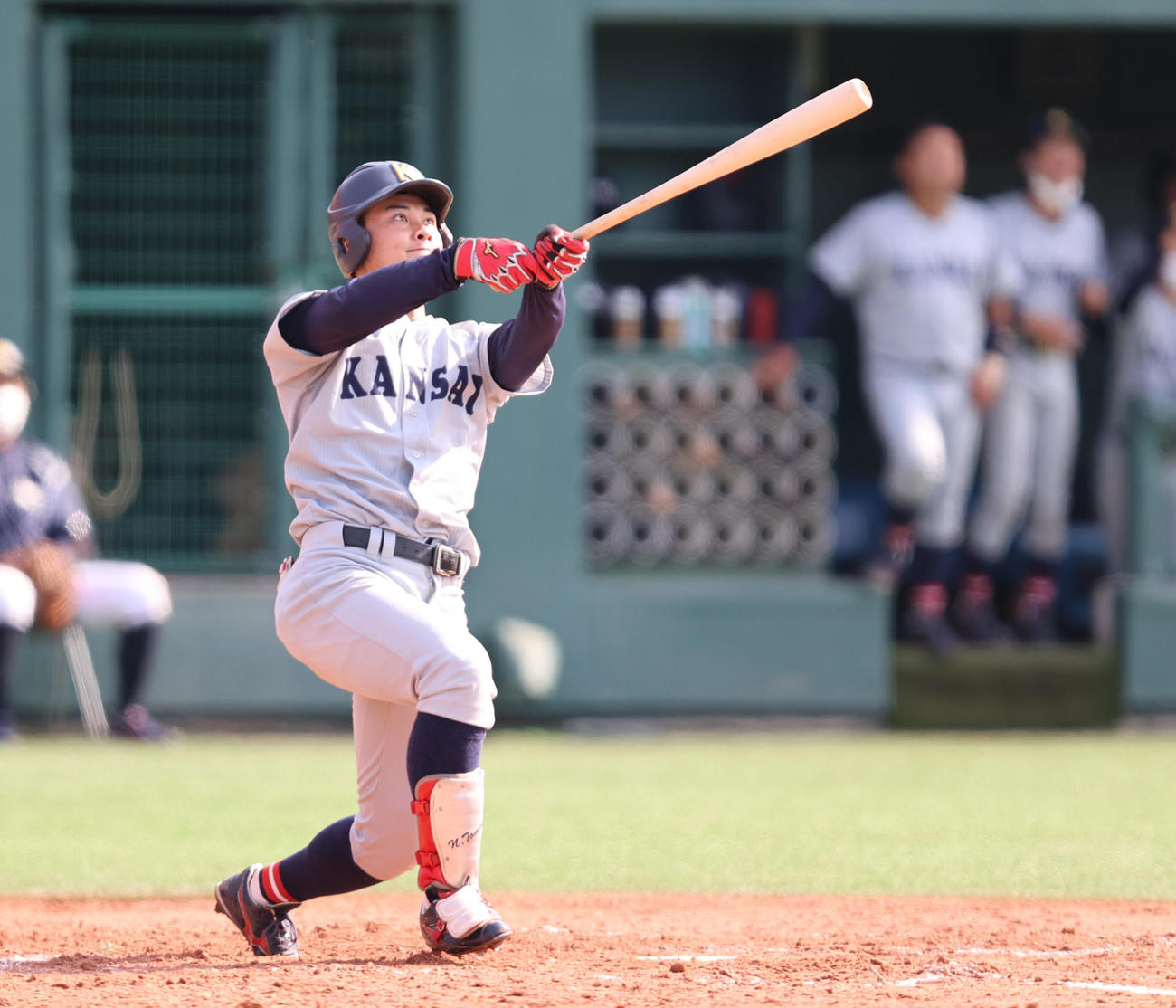関大対神戸大　3回表関大無死一、二塁、右越え3点本塁打を放つ野口（撮影・清水貴仁）