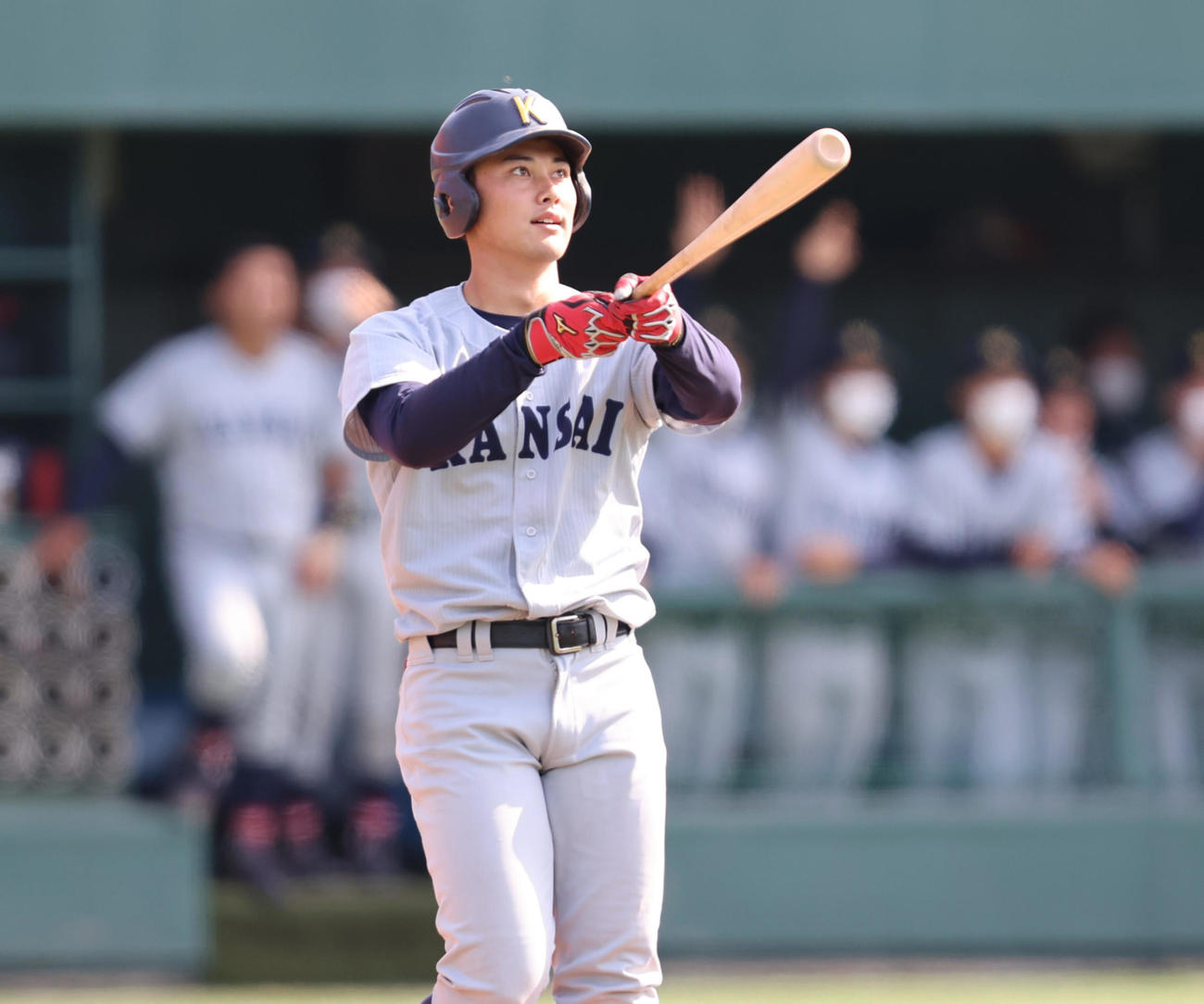 関大対神大　3回表関大無死一、二塁、右越え3点本塁打を放つ野口（撮影・清水貴仁）