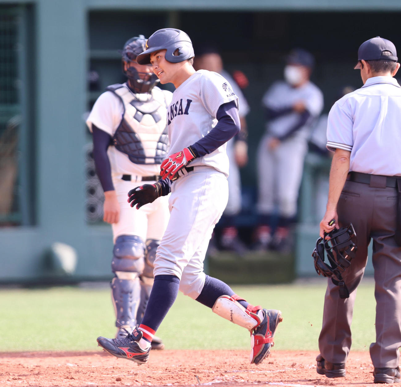 関大対神大　3回表関大無死一、二塁、右越え3点本塁打を放つ野口（撮影・清水貴仁）